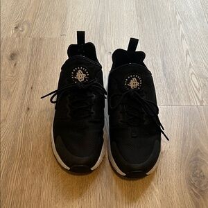 Women’s Nike Air Huarache Shoes in Black/White. Size 9.5